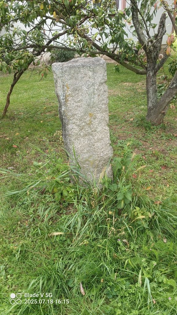 Słupki granitowe ciosane