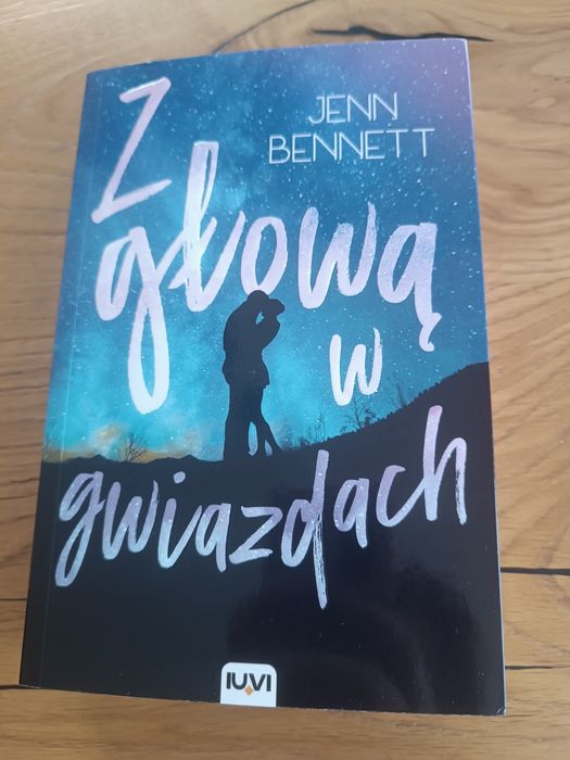 Z głową w gwiazdach, Jenn Bennett