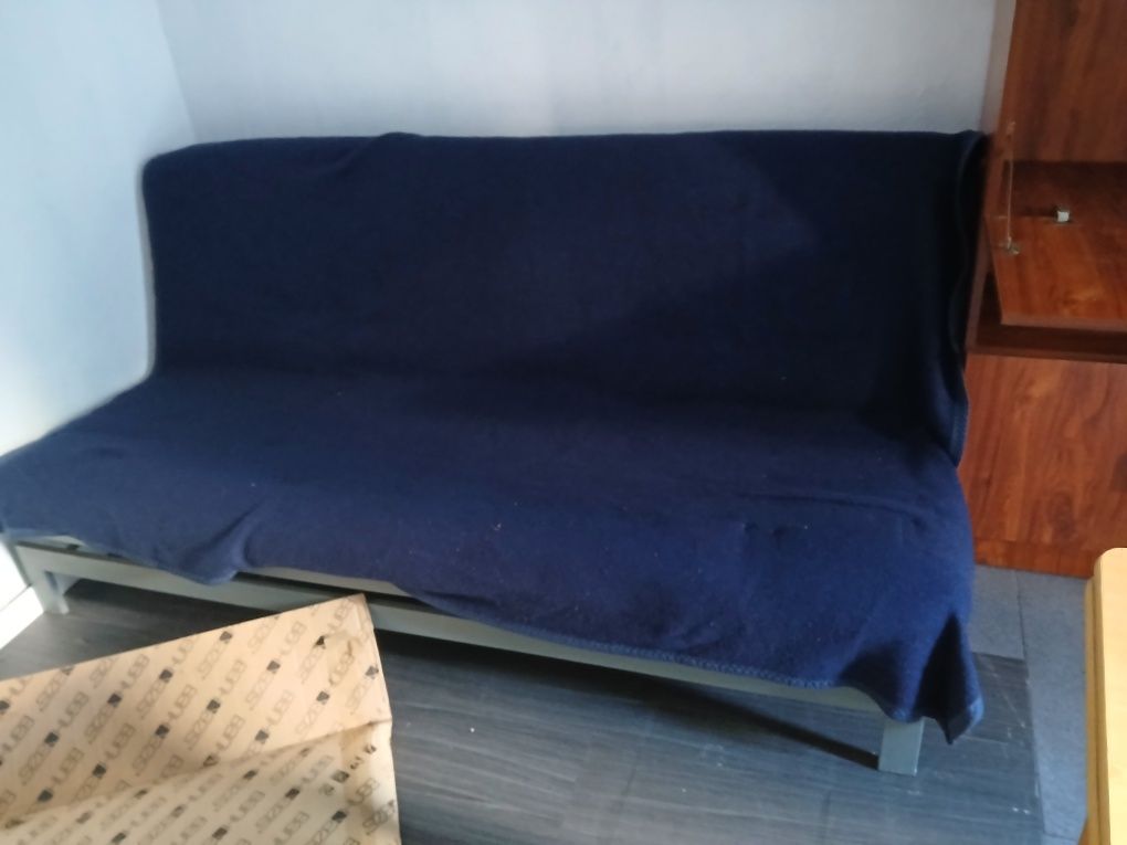 Mesa, cadeiras, microondas, cacifos, sofa cama