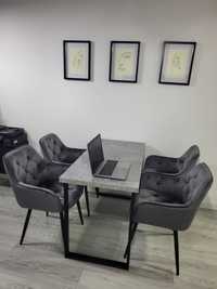 Stół w kolorze jasnego betonu i 4 szare welurowe krzesła
