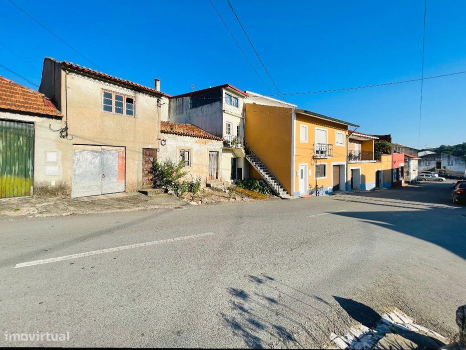 Moradia com terreno e garagem em Cantanhede