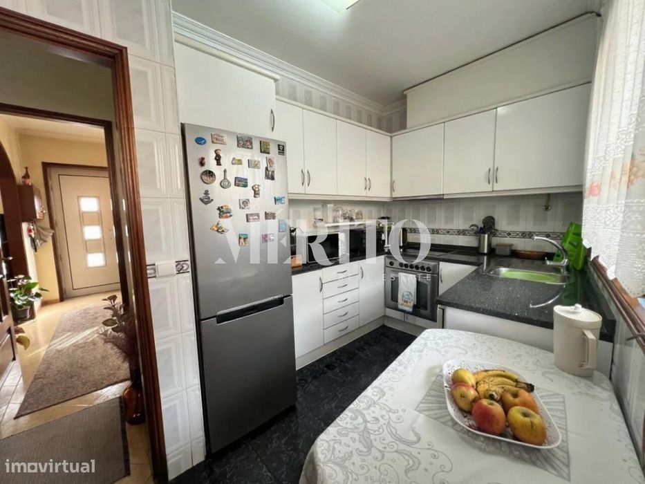 Moradia T3,  muito próxima do metro e da Praia.