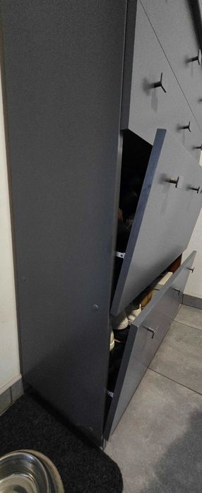 Pojemna komoda z szufladami i półkami na buty
