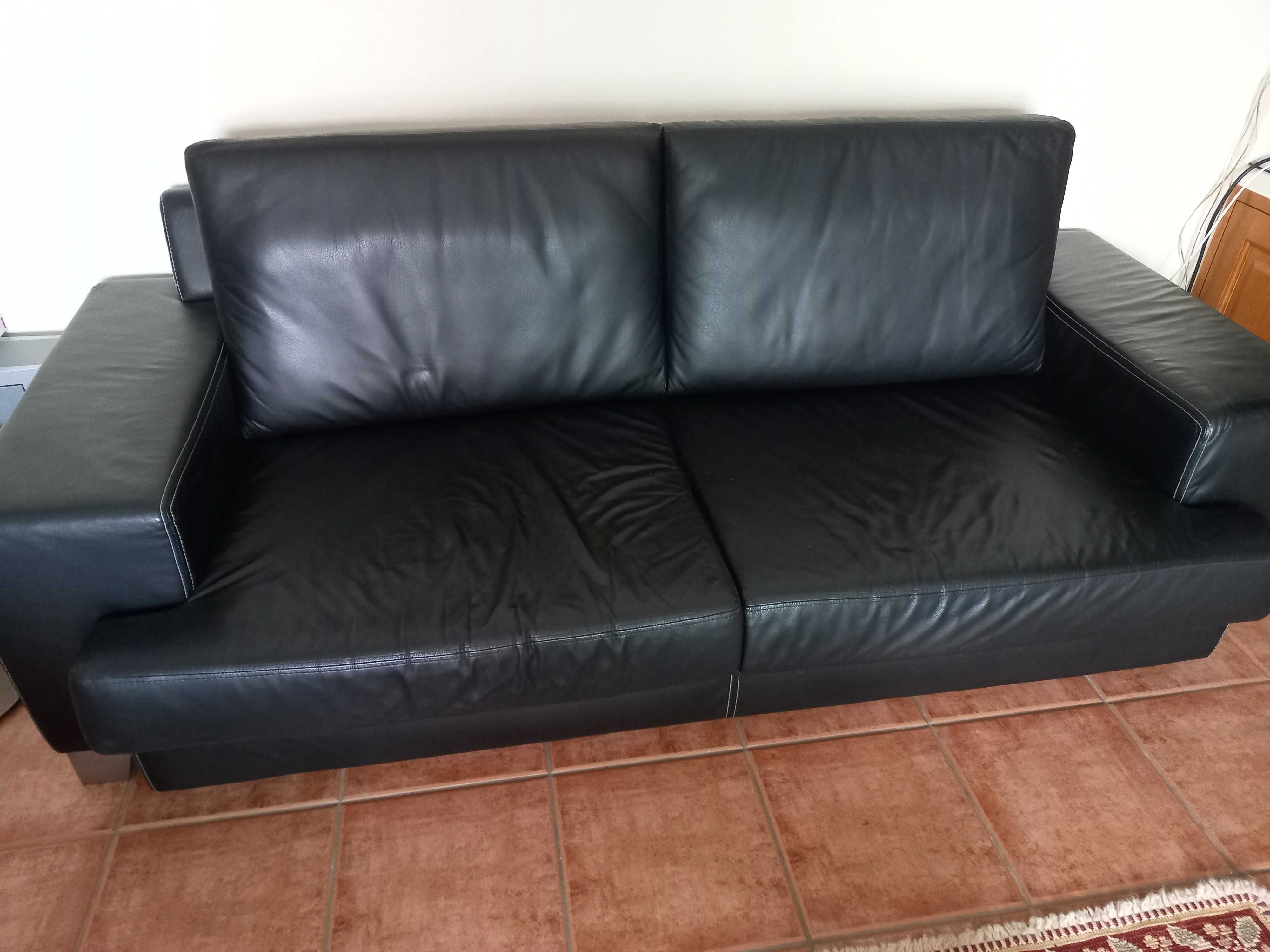 Dois sofás em pele de cor preta, ótimo estado.