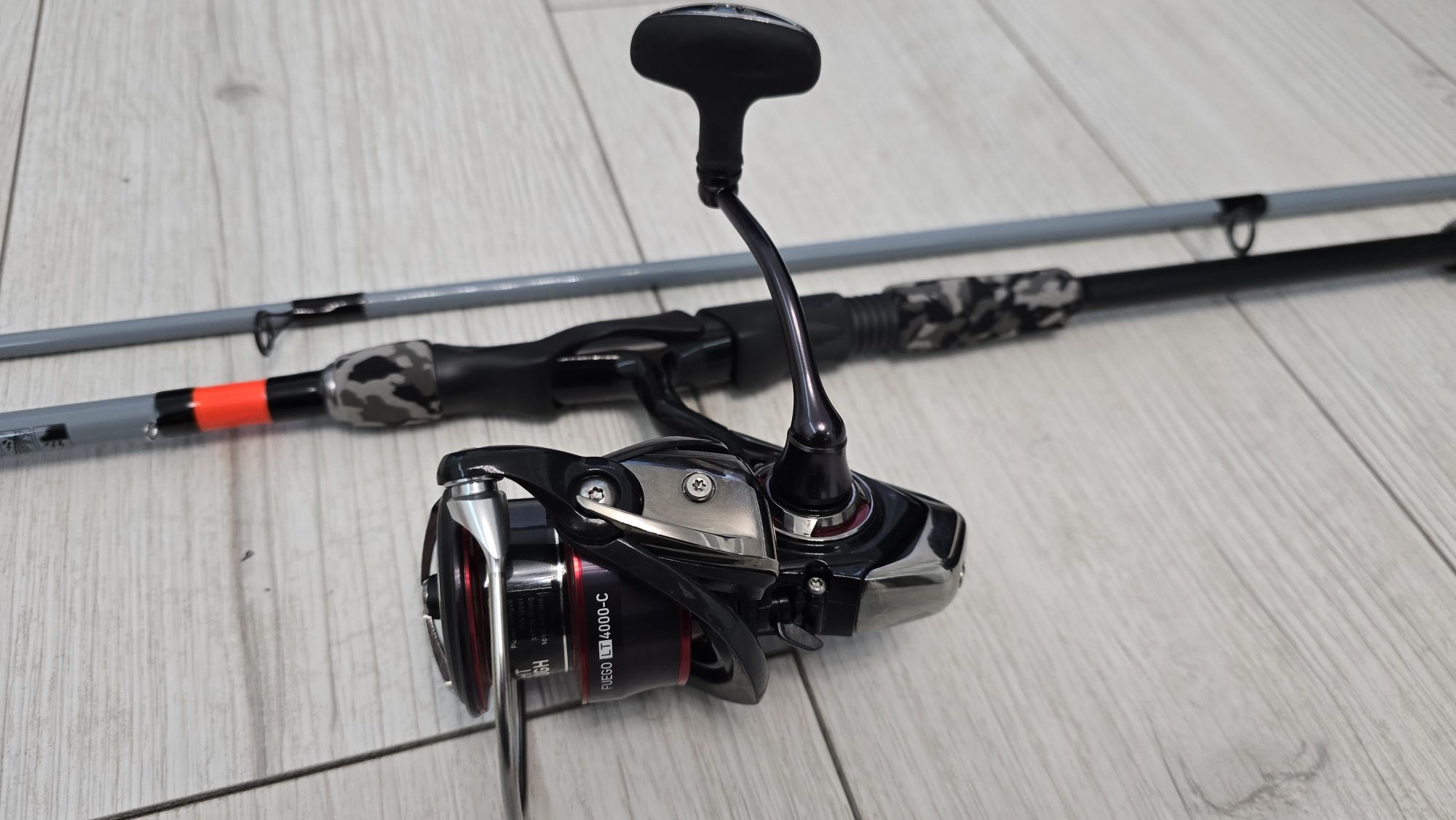 Zestaw Wędka i kołowrotek  DAIWA Fuego Camo Spin 2.70m 15-50g (2 sec)