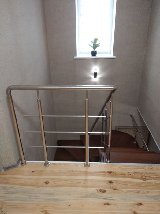 Сходи металеві перила нержавійка ковка метал скло дерев'яні ступені