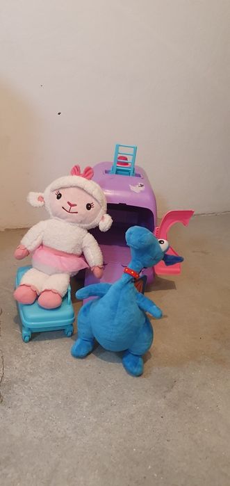 Clinica Movel Doutora Brinquedos + Peluche Ovelha + Peluche Dragão