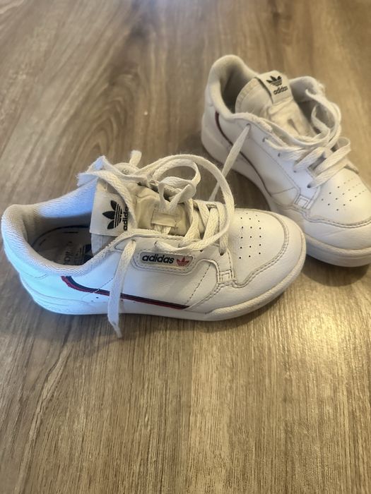 Sapatilhas de menino usadas em bom estado