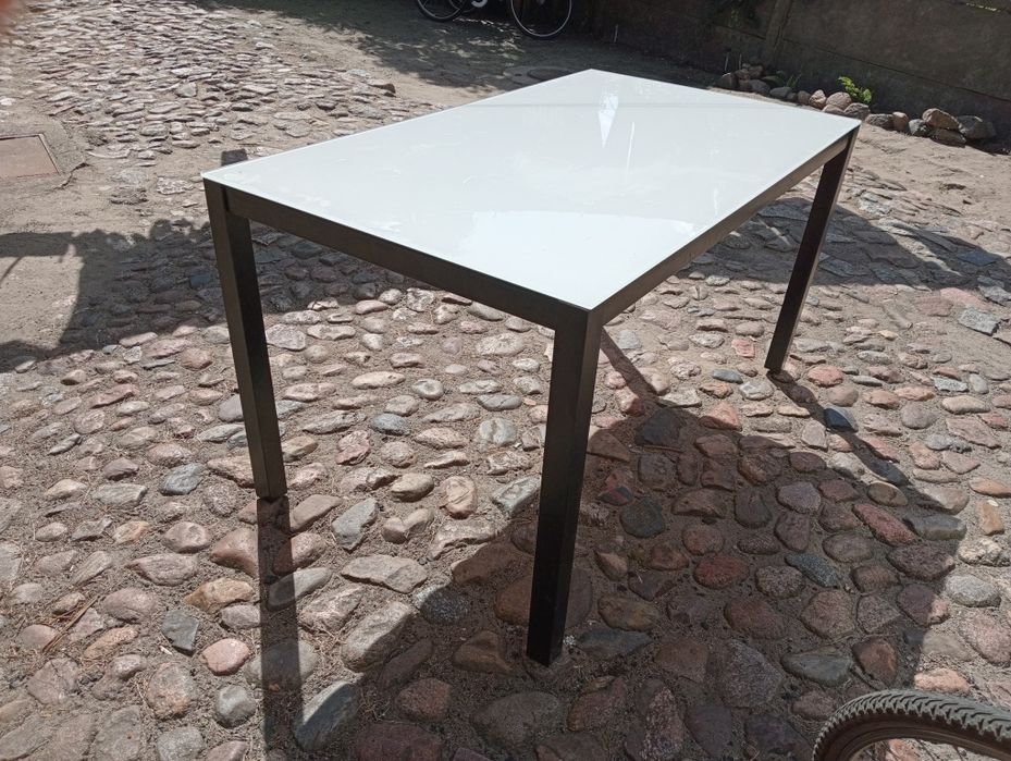 Stół z szklanym blatem