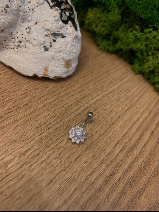 Piękny srebrny kolczyk do pępka z kolorowimi kamieniami