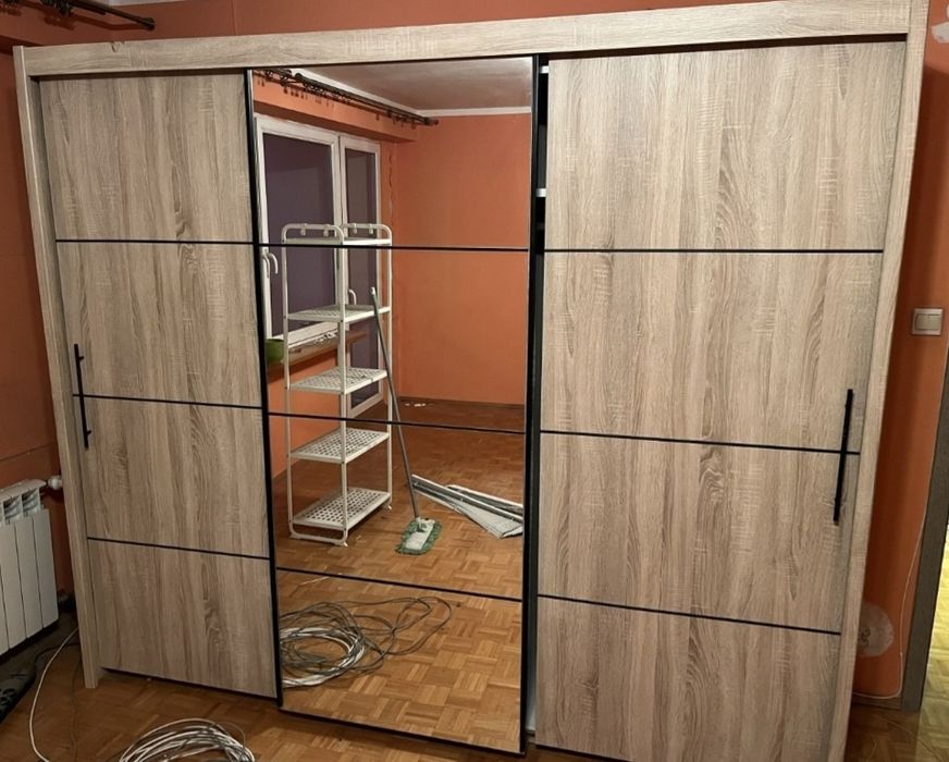 Nowoczesna szafa przesuwna z lustrem – świetny stan!