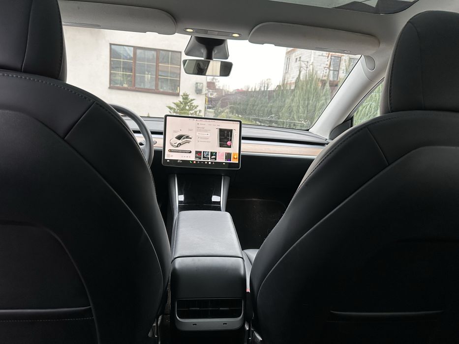 Tesla model Y ціла не биток long range