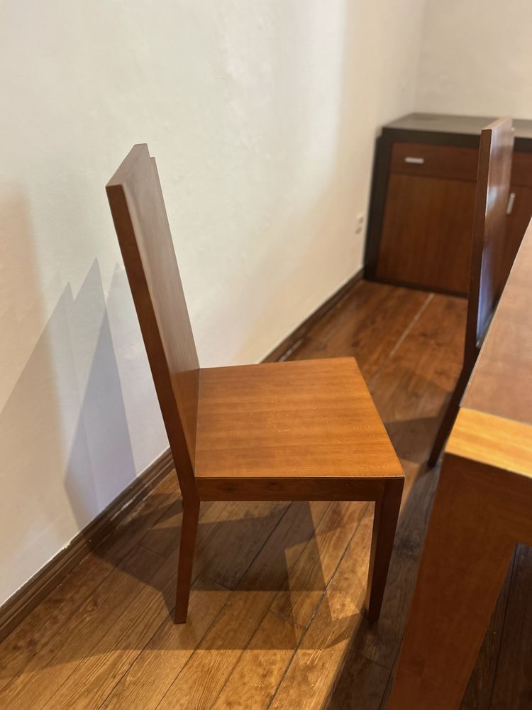 Mesa e conjunto de 4 cadeiras.