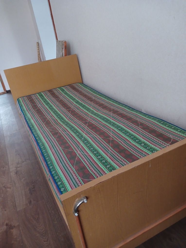Продам односпальну кровать з матрасом