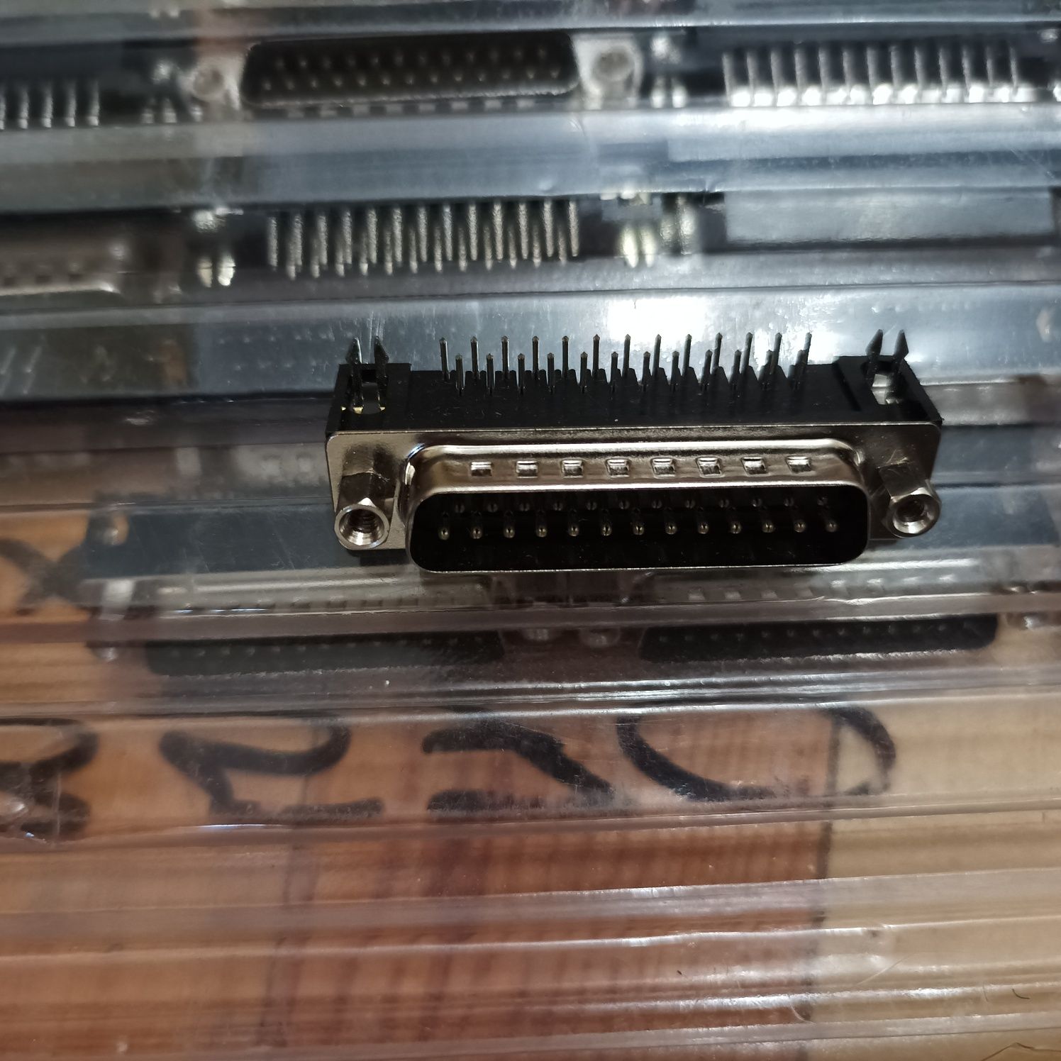 Разъём D-Sub 25pin DB25M (папа, угловой в плату) 3 шт
