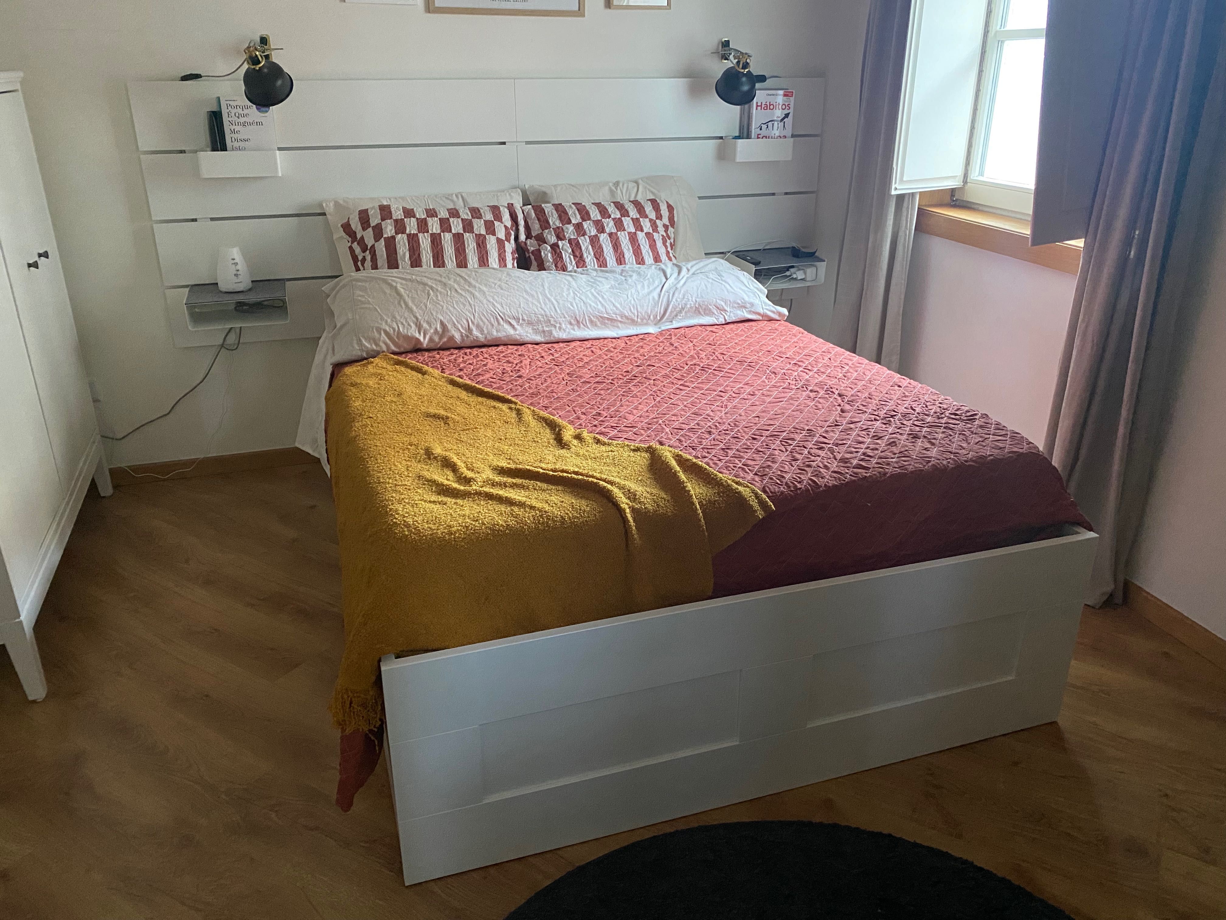 Cama com cabeceira