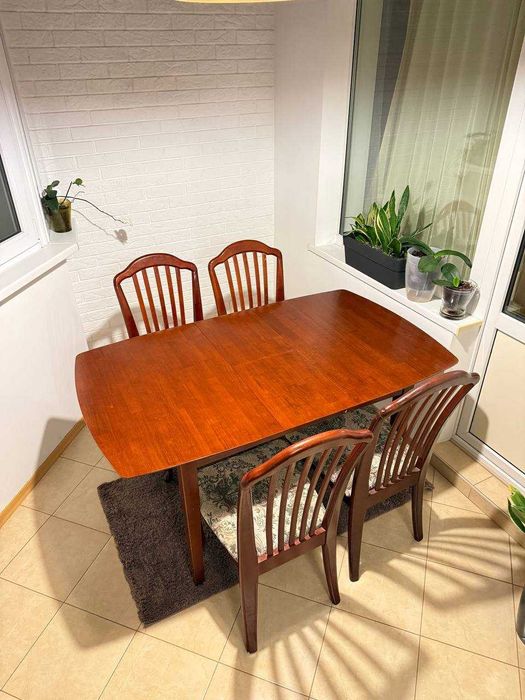 Продам кухонный стол (Малайзия) + 4 стула. Раскладной. Б/У