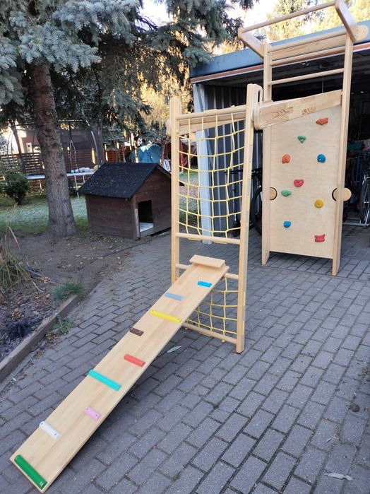 Drewniany plac zabaw, drabinka , ścianka wspinaczkowa