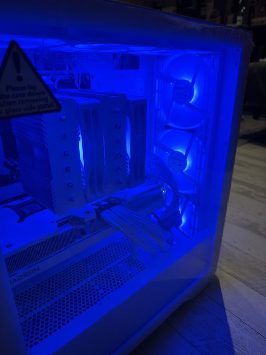 Biały Komputer Gamingowy R7 5700X3D, RX 9070 XT, 32 GB, 2TB SSD, W11.
