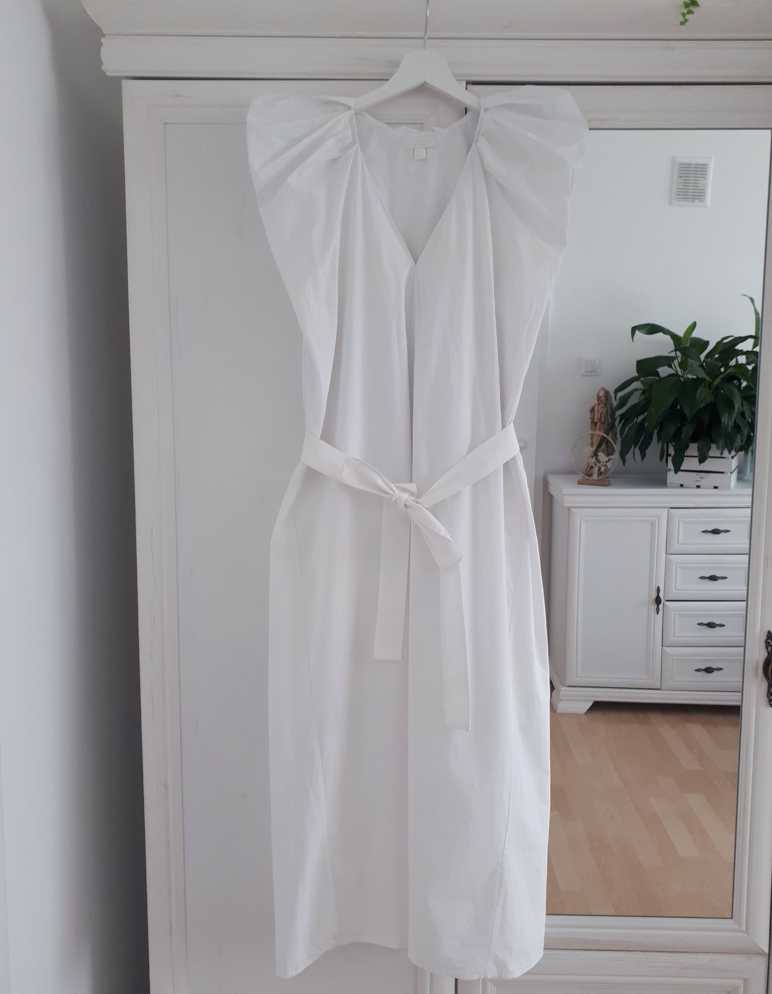 Biała sukienka COS
