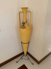 Jarrão Amarelo em cerâmica com cerca de 1,5 metros de altura
