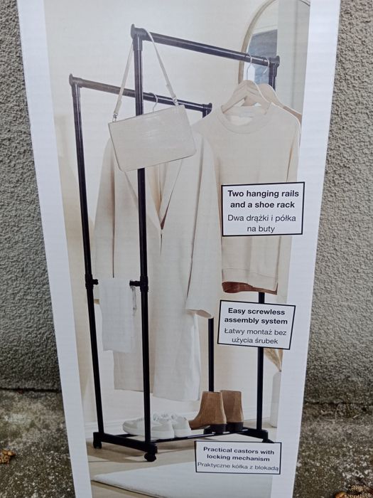 Wieszak na ubrania z kółkami