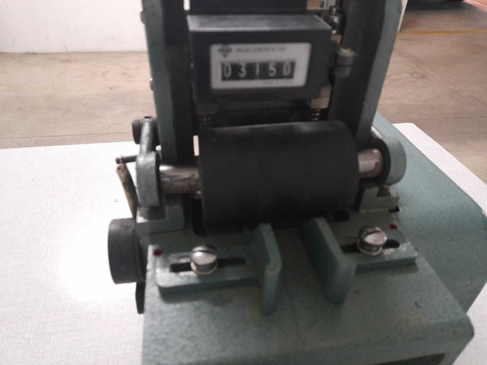Máquina costura industrial de cortar passadores.
