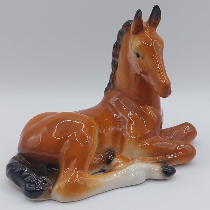 Figurka porcelanowa leżący koń