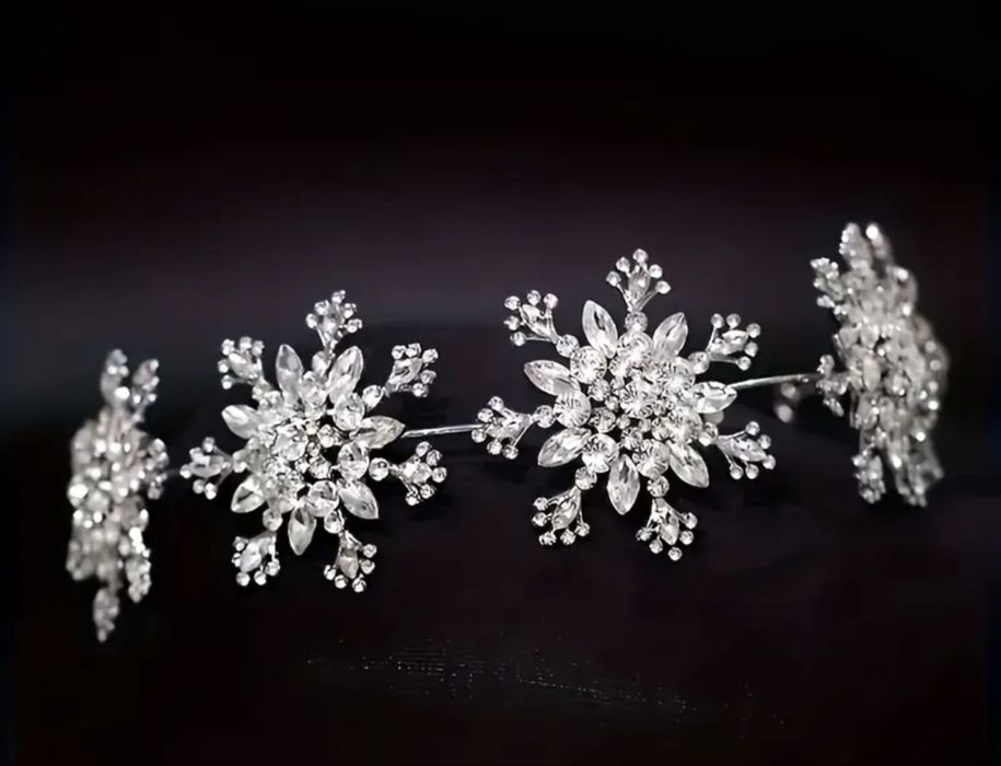 Святковий обруч для волосся з кришталевими сніжинками.