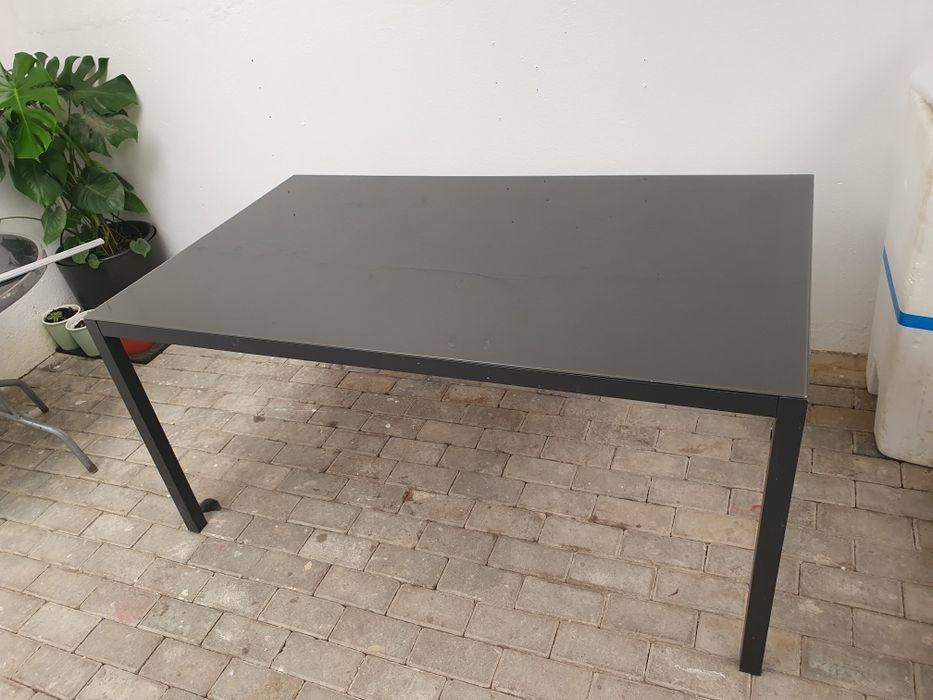 Mesa de metal com tampo em vidro