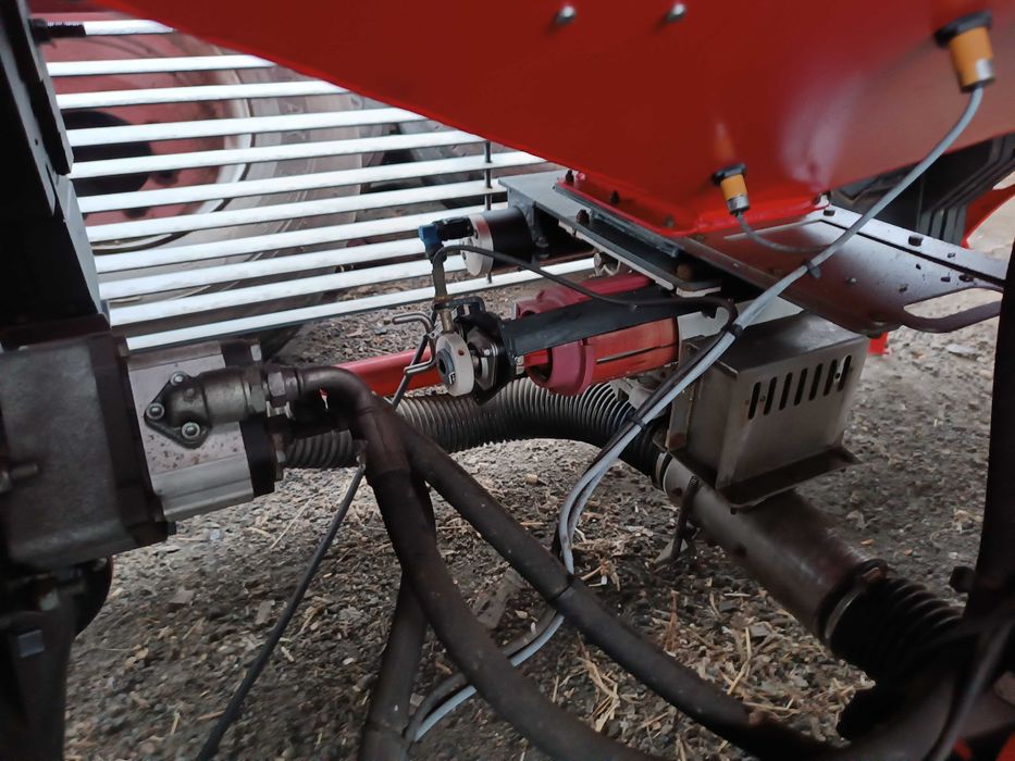 Przedni zbiornik do nawozu Unia  USF 1600