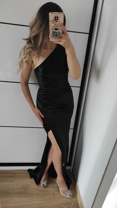 Maxi sukienka na jedno ramię w kolorze czarnym