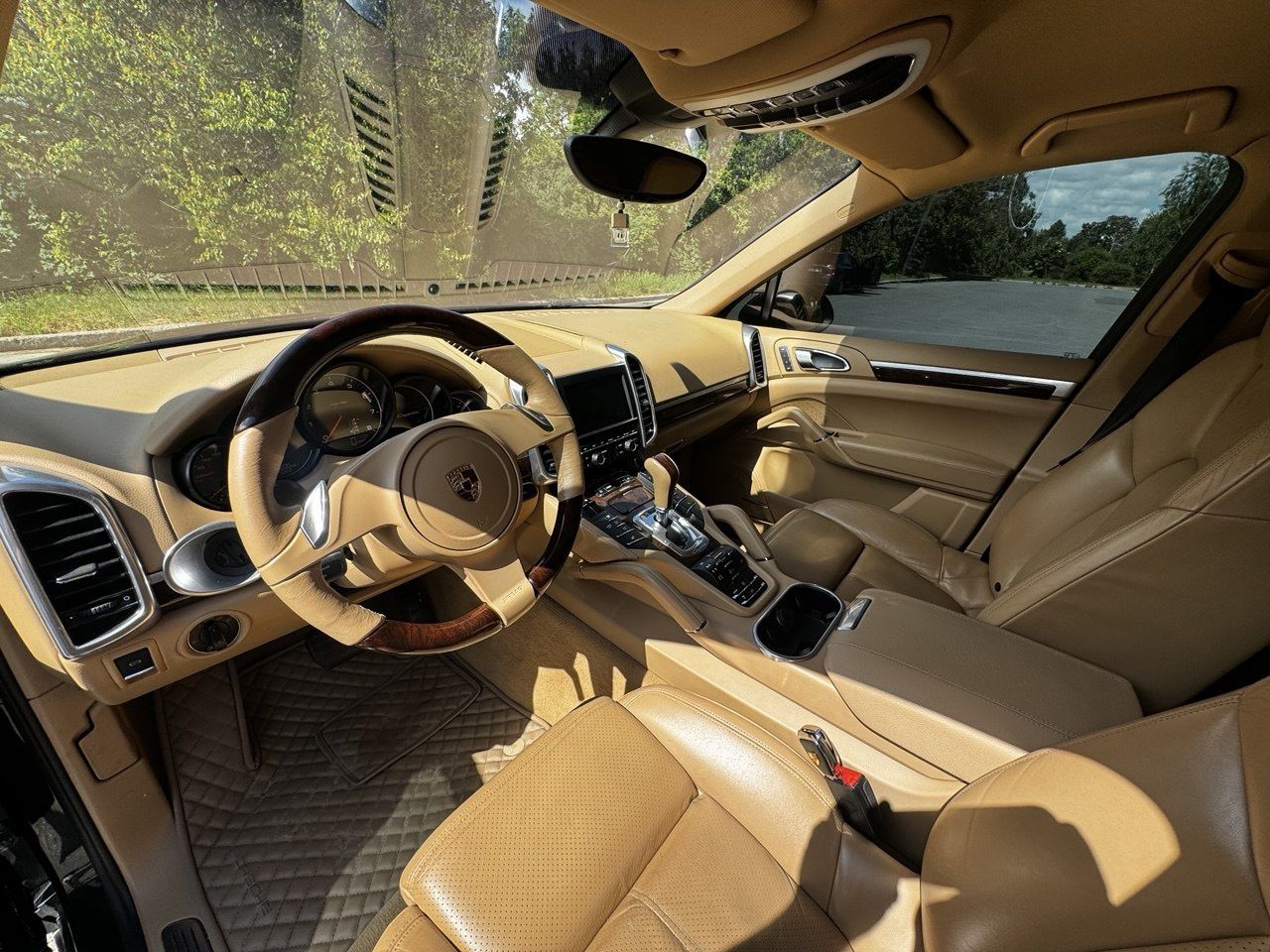 Porsche Cayenne офіційний 2011 року