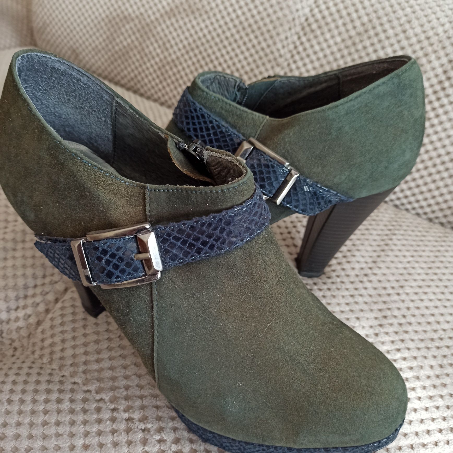 Botins de salto alto verdes