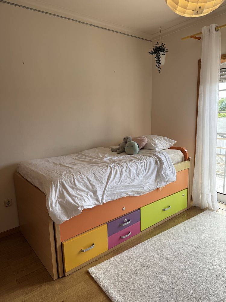 Cama dupla com 2 colchoes e arrumaçao