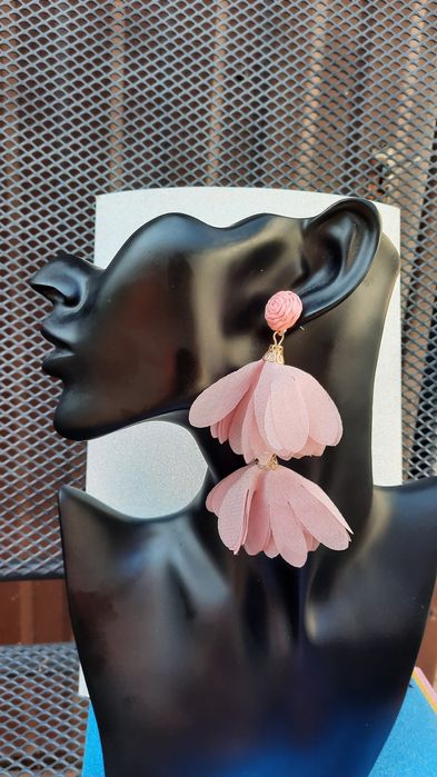 Kolczyki wiszące kwiaty materiałowe kolor pudrowy róż