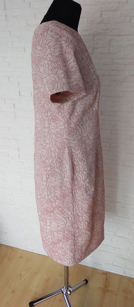 Różowa elegancka suknia