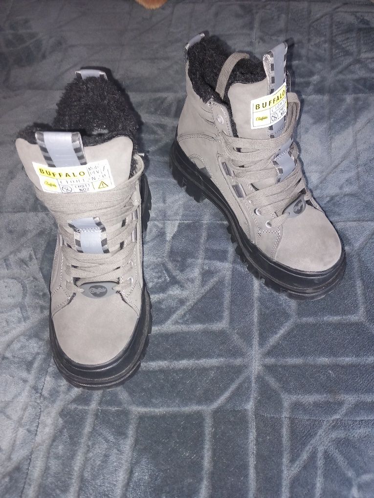Botas Bufalo com pelo interior número  37  uadadas poucas vezes