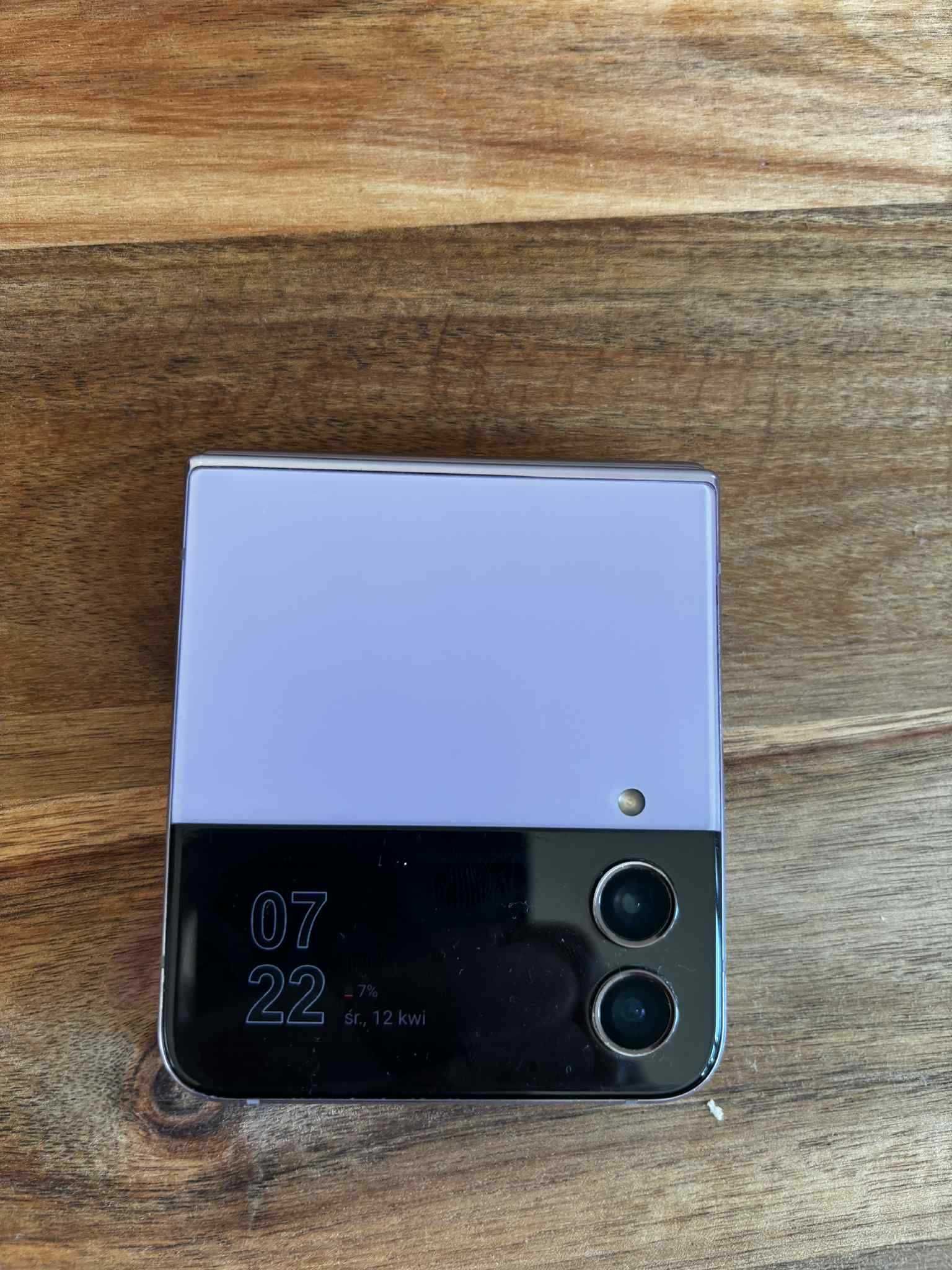 Samsung Galaxy Z Flip 4 128GB – Stan dobry - filetowy