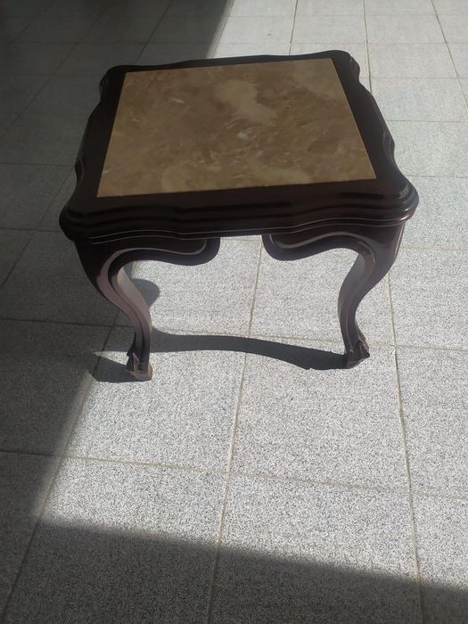 Pequena mesa de apoio aos sofás