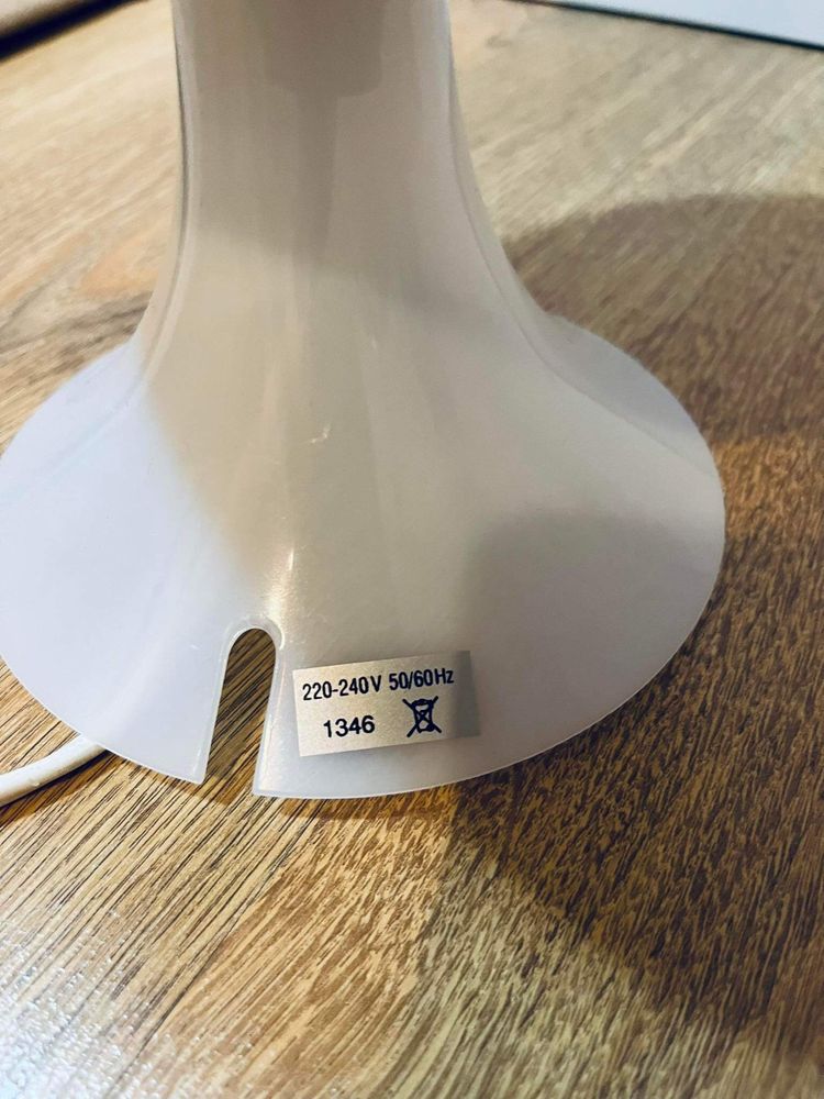 Biala lampka nocka z abażurem klasyczna oświetlenie
