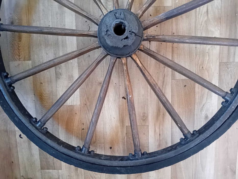 koło od wozu obręcz metalowa szprychy drewniane koła dwie sztuki 98 cm