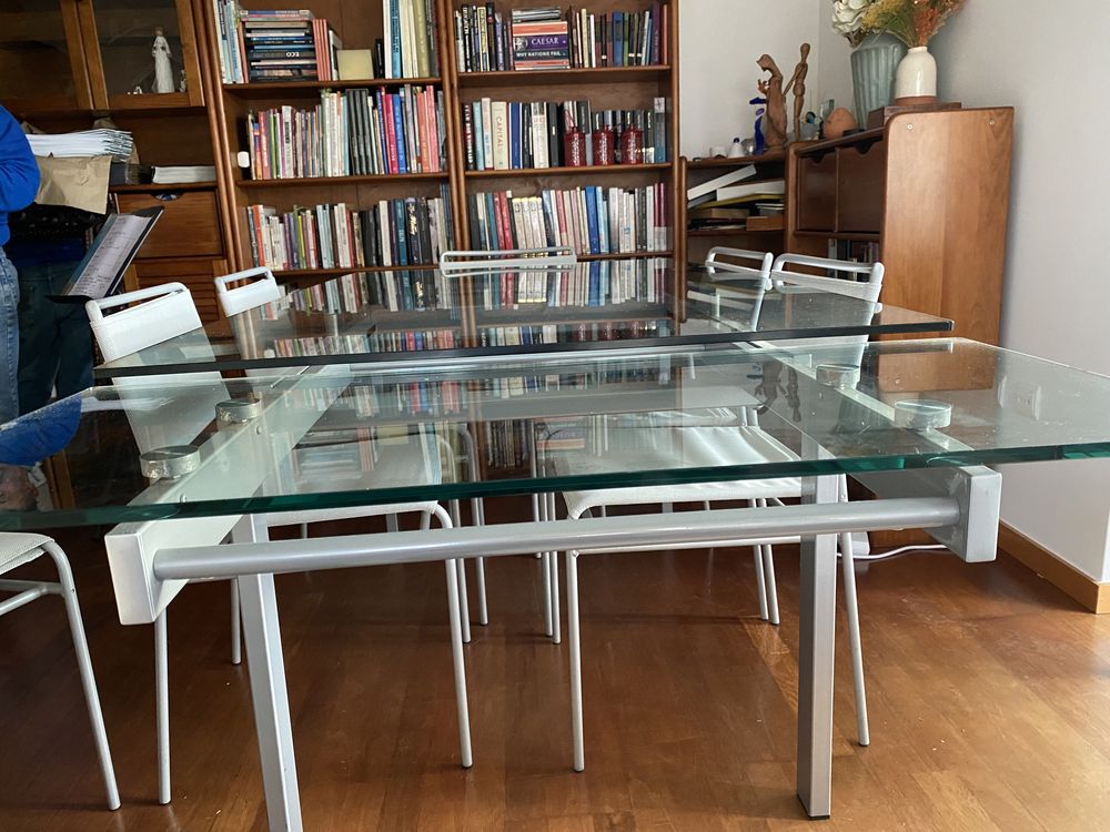 Mesa de jantar em vidro e metal extensível e cadeiras