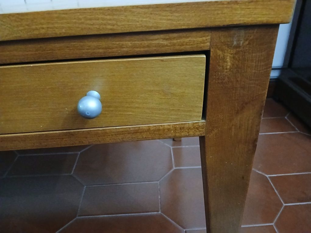 Mesa de centro com gaveta