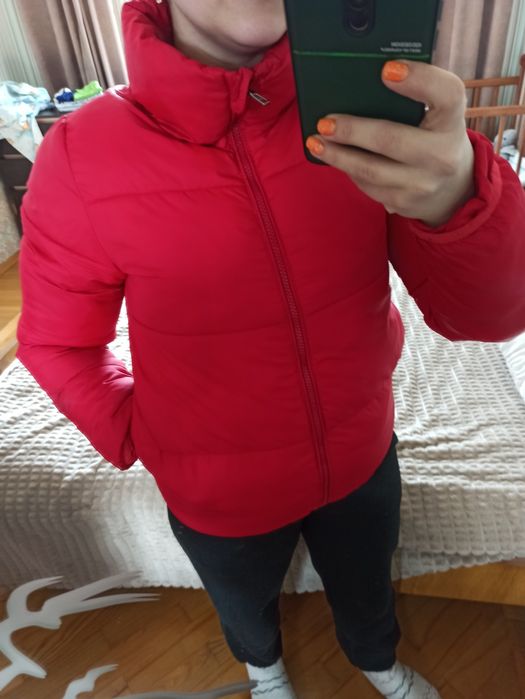 Червона коротка куртка М