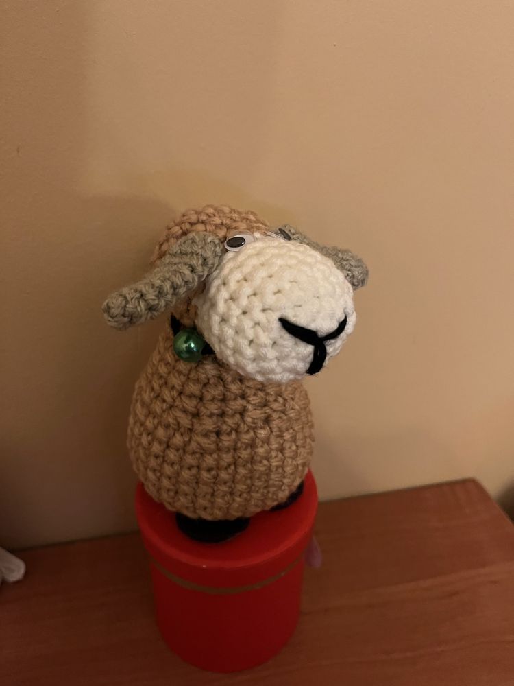 Owieczka baranek rekodzielo z wełny