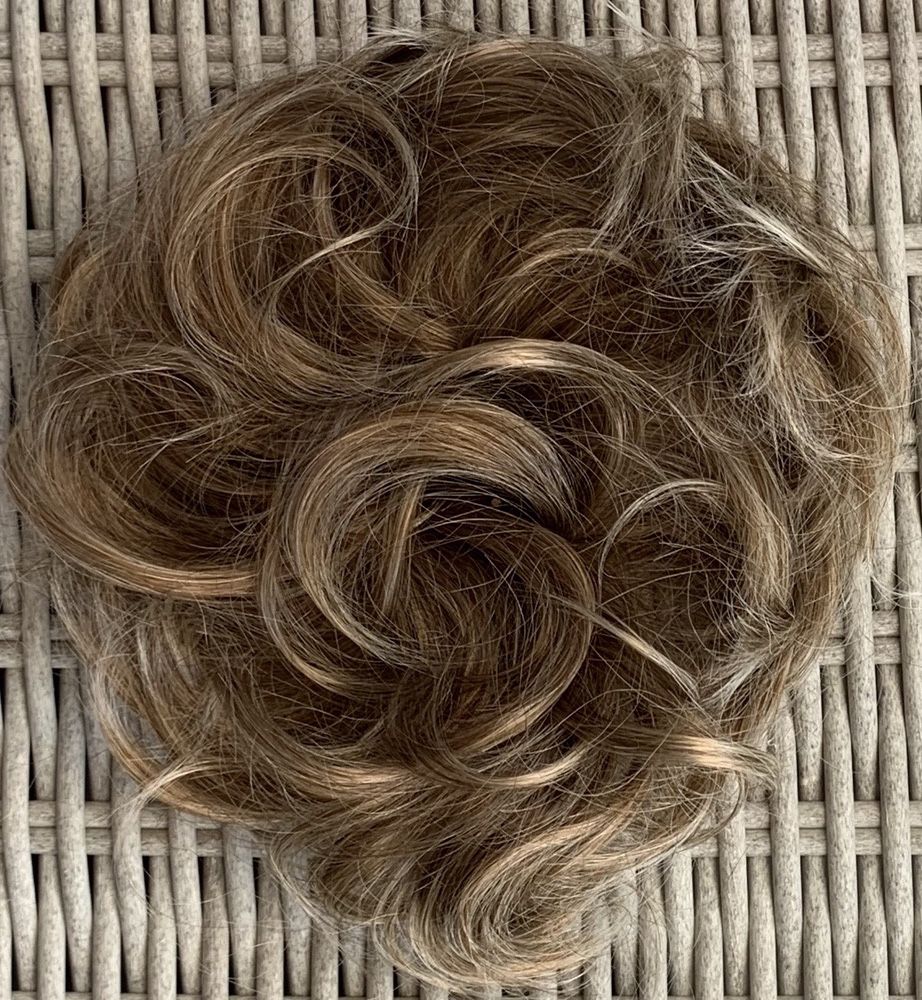 Włosy doczepiane, brąz z delikatnym blondem, kok na gumce ( 250 )