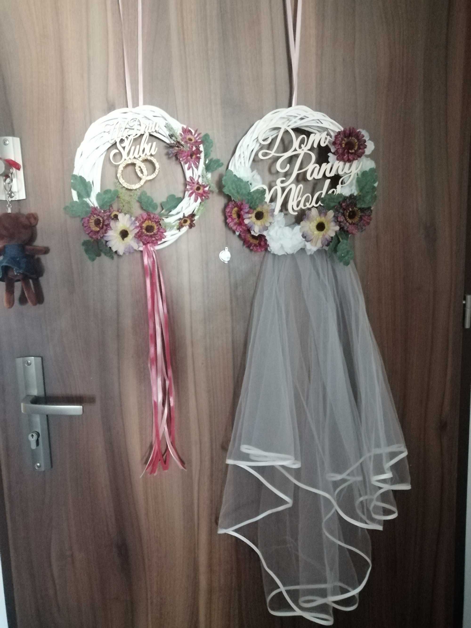 Ozdoba weselna na drzwi w dniu ślubu