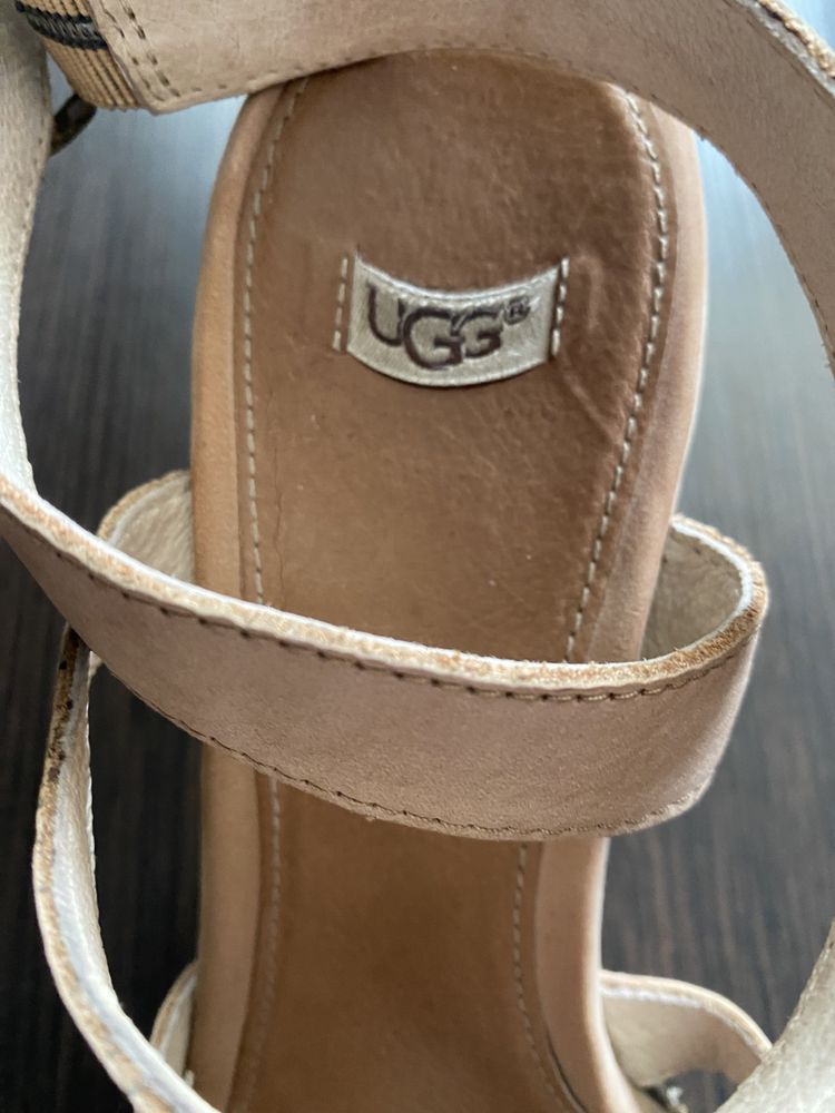 Босоніжки UGG