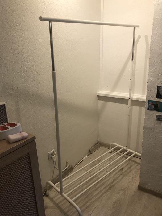 Wieszak stojacy na kólkach